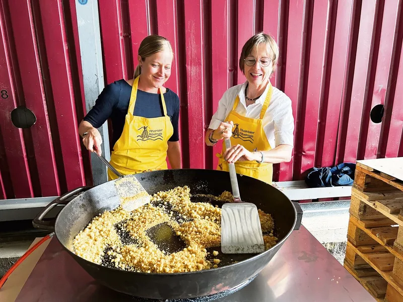 Zum Apéro gab es Ribelmais mit Apfelmus, den Daniela Büchel und Heidi Künzler vor Ort zubereiteten.
