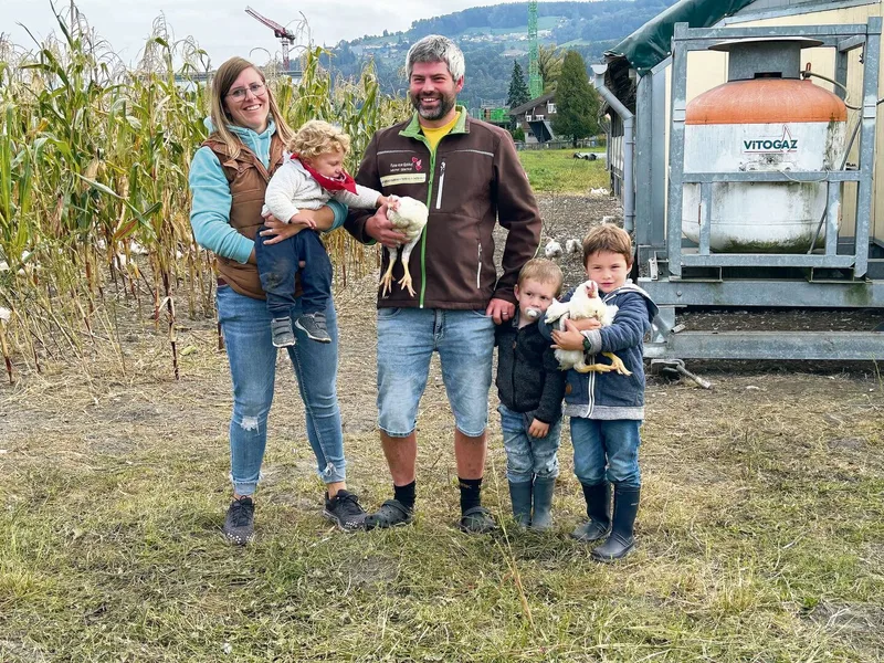 Familie Bischof mit Jennifer, Florian, Michel, Severin und Matthias (v. l.) mit den handzahmen Ribelmais-Poularden.