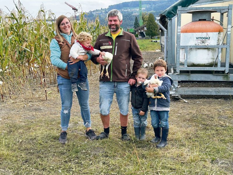 Familie Bischof mit Jennifer, Florian, Michel, Severin und Matthias (v. l.) mit den handzahmen Ribelmais-Poularden.