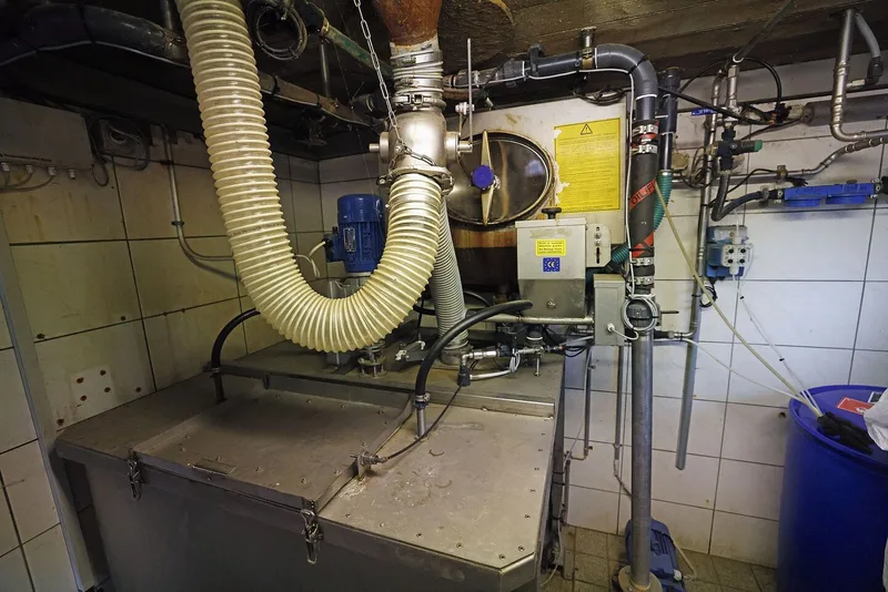 Blick auf die technische Einrichtung der Fütterungsanlage.