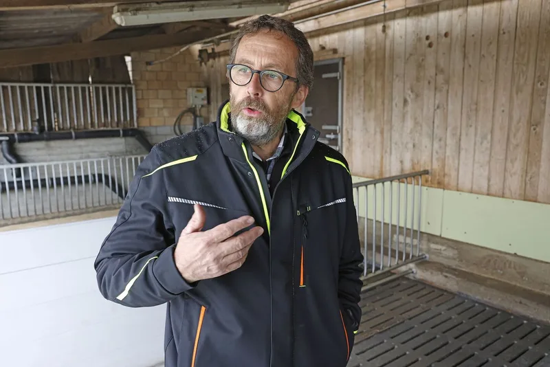 Landwirt Benno Fleischli erklärt sein Fütterungsprogramm.