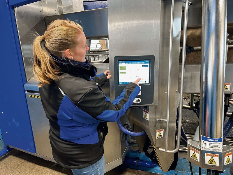 Celina überprüft die Milchleistung des Robotergemelks.