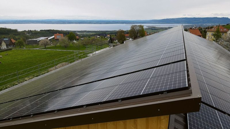 An sonnigen Tagen produziert die 160-kWp-Fotovoltaikanlage auf der gesamten Dachfläche bis zu 800 kW.