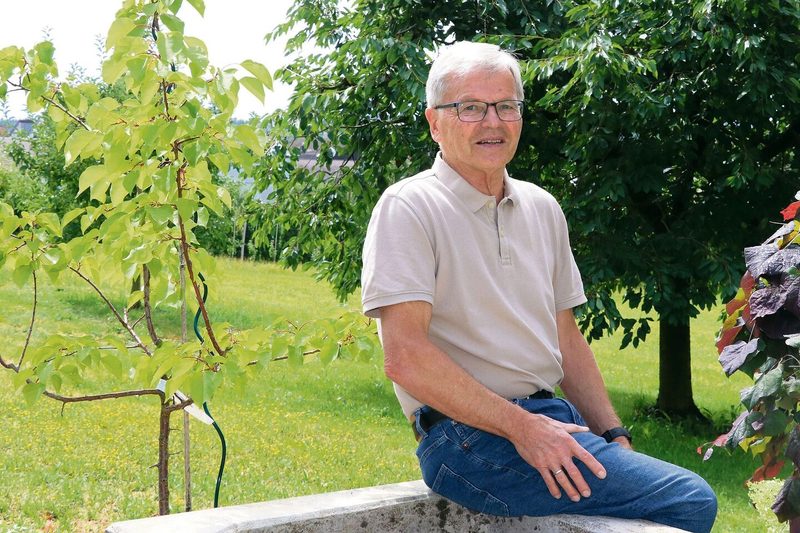 «Ein Nomade bin ich nicht, meine Wurzeln sind eindeutig hier»: Hans Burger zu Hause in Möriken vor seinem Baumgarten.