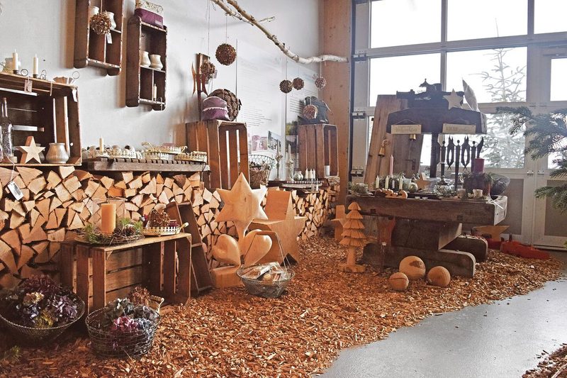 Alle Dekorationsgegenstände, die aus Holz sind, wurden von Hand gefertigt.