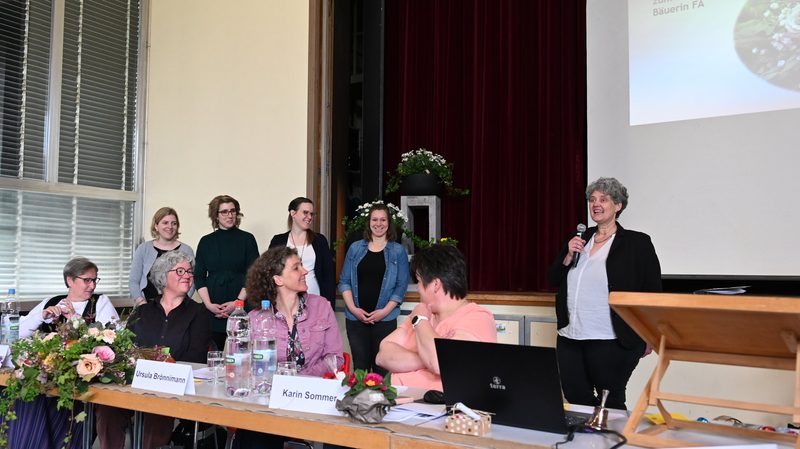 «Schnuufe, schnuufe und schnouse» - Ausdauer und Süssigkeiten bei den Berner Landfrauen