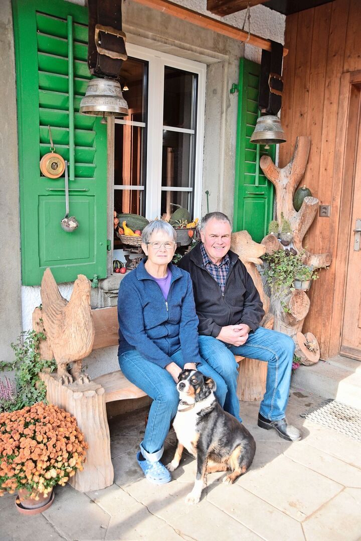 Walter und Kathrin Stettler vor ihrem Haus in Gasel.