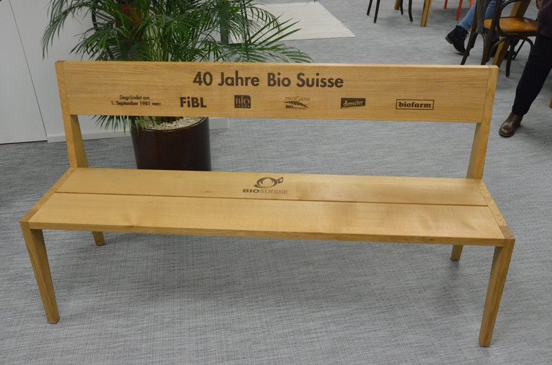 Bio Suisse wird 40 und bekommt als Geschenk ein Bänkli