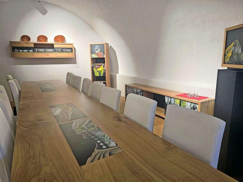 In diesem wunderschönen Gewölbekeller in einem traditionellen Appenzellerhaus stehen die Möbel, die unter der Marke «Enzig» entstehen und von Stefan Manser bemalt werden.
