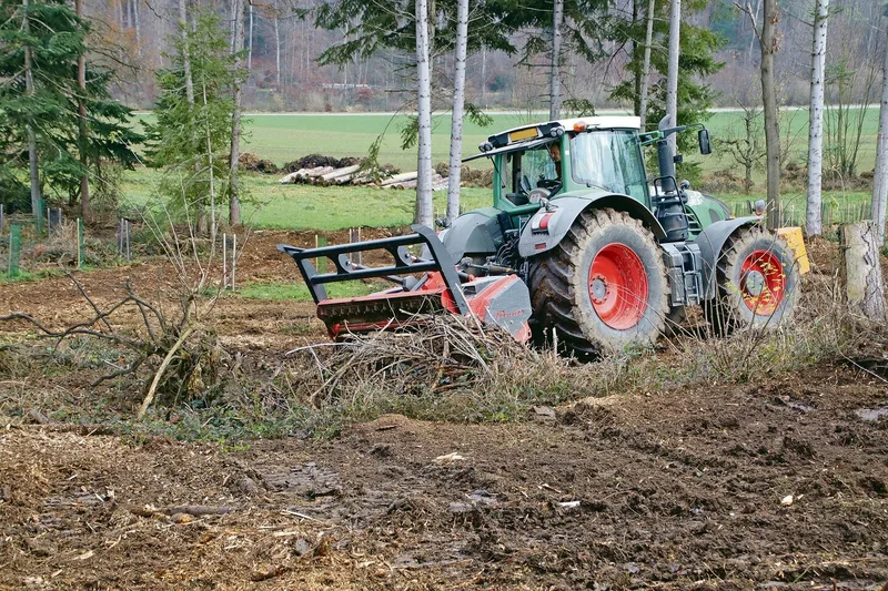 Das am Heck angebaute Mulchgerät kommt mit dem Grosstraktor im flacheren Terrain zum Einsatz.
