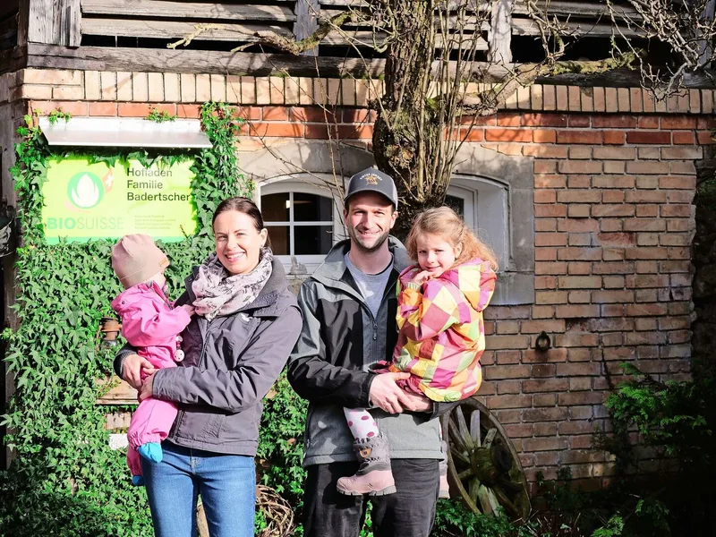Seit 2019 liegt die Betriebsleitung in ihren Händen: Barbara und Niklaus Badertscher mit Töchtern Elin (l.) und Jael.