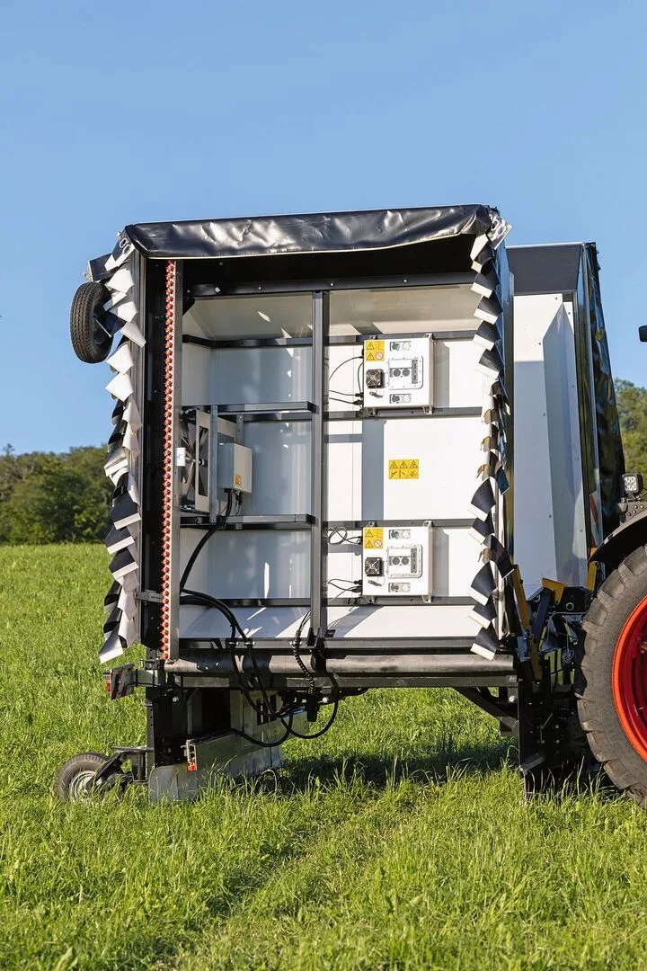 Die Maschine ist klappbar und hat unter der Haube sechs Kameras. Diese erkennen Unkraut und mit den Bildern werden die 156 Düsen geregelt.