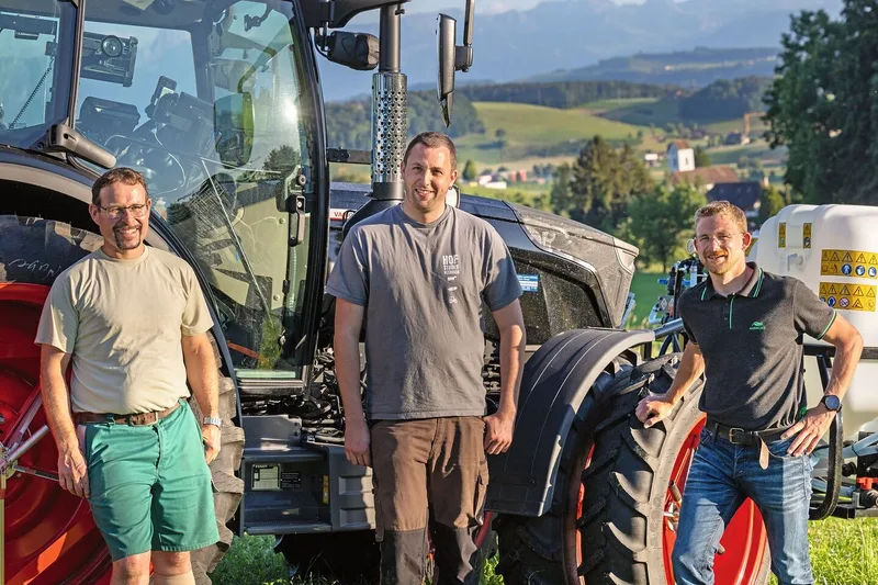 Manuel Waber (links) ist mit dem System ARA bei Landwirt Christoph Studer (Mitte)unterwegs. Rechts steht David Herminjard von Agroline.