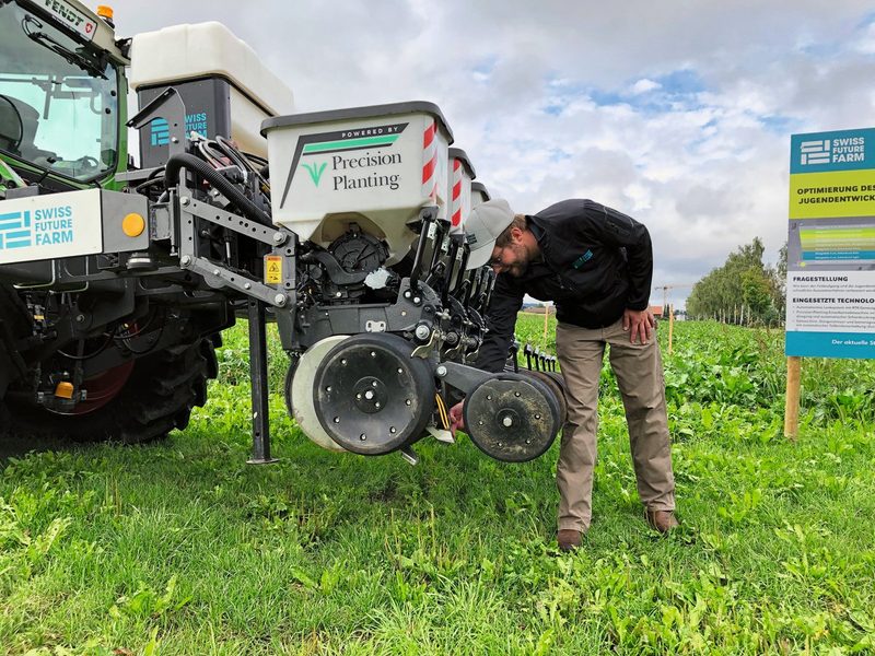 Ein Prototyp der Precision-Planting-Sämaschine regelt den Schardruck entsprechend der Bodenverhältnisse für jede Reihe automatisch und individuell. Bild: Jürg Vollmer