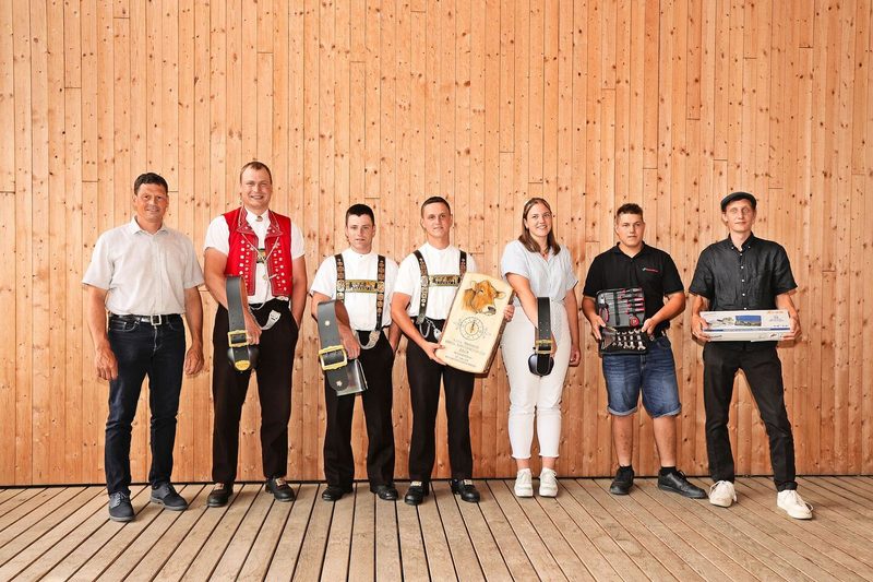 (v.l.n.r.) Hansruedi Thoma und die Besten – EFZ: Bernhard Schlegel (5,7), Stefan Zähner (5,65), Kevin Zeller (5,725), Attest: Joya Ehrsam (5,27), Alois Felix Kind (5,32) und Christian Nef (5.37)