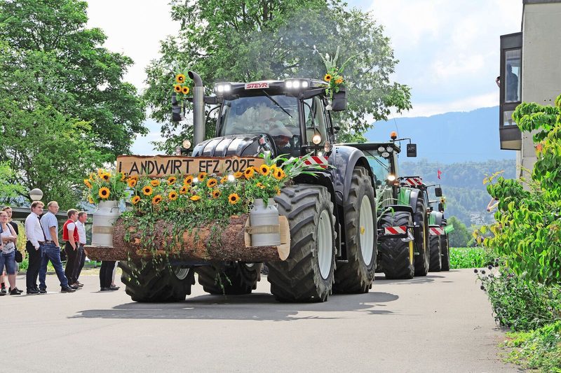 Unter Gehupe und der Melodie von «The Final Countdown» rollt die mit Blumen geschmückte Traktorkolonne auf das Gelände der landwirtschaftlichen Schule Salez.