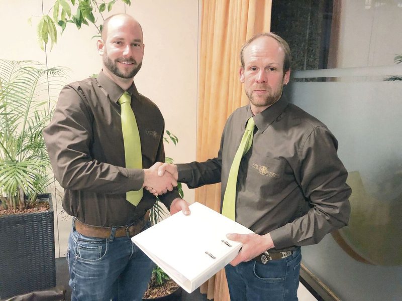 Beat Betschart aus Menzingen (r.) übergibt die Geschäftsführung an Randy Freimann aus Hünenberg.