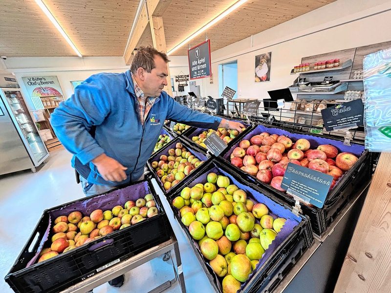 Vinzenz Bütler füllt die Kisten nach. Für Äpfel und Birnen gilt ein Einheitspreis, sodass die Kunden nach Belieben mischen können.