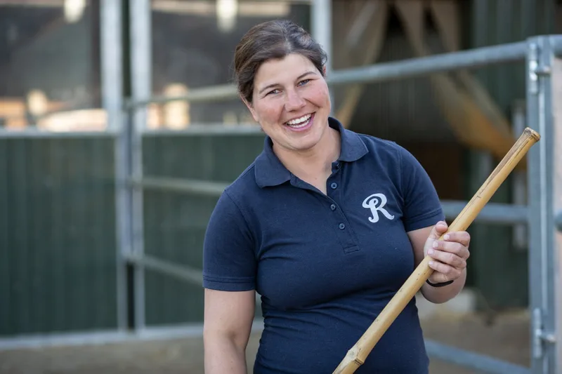 Trotz Schwangerschaft im 7. Monat – Ursula Studer mag nicht stillsitzen und packt jeden Tag im Stall an. Bild: Pia Neuenschwander
