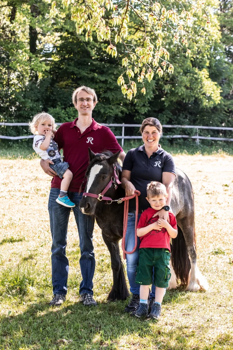 Ursula Studer mit Oliver Schmutz und den Kindern Valentin (4) und Lionel (2). Bild: Pia Neuenschwander