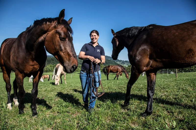 Die Freizeit verbringt Landwirtin Ursula Studer mit ihrer Familie oder geht reiten. Bild: Pia Neuenschwander