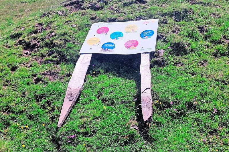 Die Informationstafel beim Bergsee wurde von Wildcampern einfach entfernt.