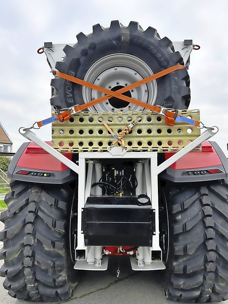 Traktor fährt mit 80 km/h durch die Wüste Marokkos