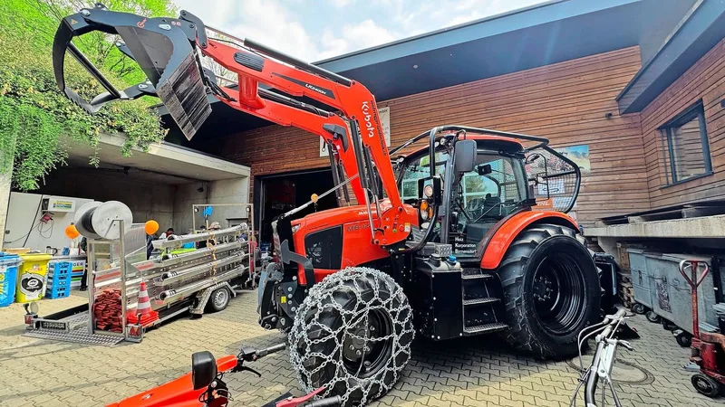 Der Kubota M6 mit 120 PS inkl. Sonderanfertigung mit Seilwinde und angebautem Frontlader für den Forst. Eingesetzt wird er von der Holzkorporation Birmensdorf.