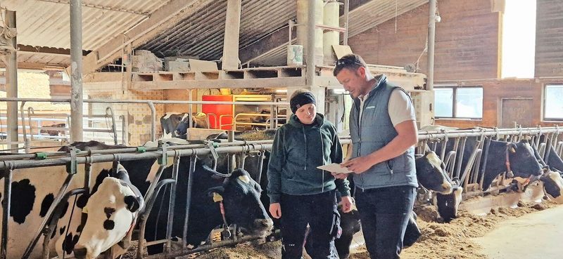 Roman Bieri im Gespräch mit Mara Brönnimann. Sie ist für die Rindviehhaltung zuständig. Neben dem Betriebsleiter arbeiten drei Vollzeit- und eine Teilzeit-Mitarbeitende auf dem Hof.