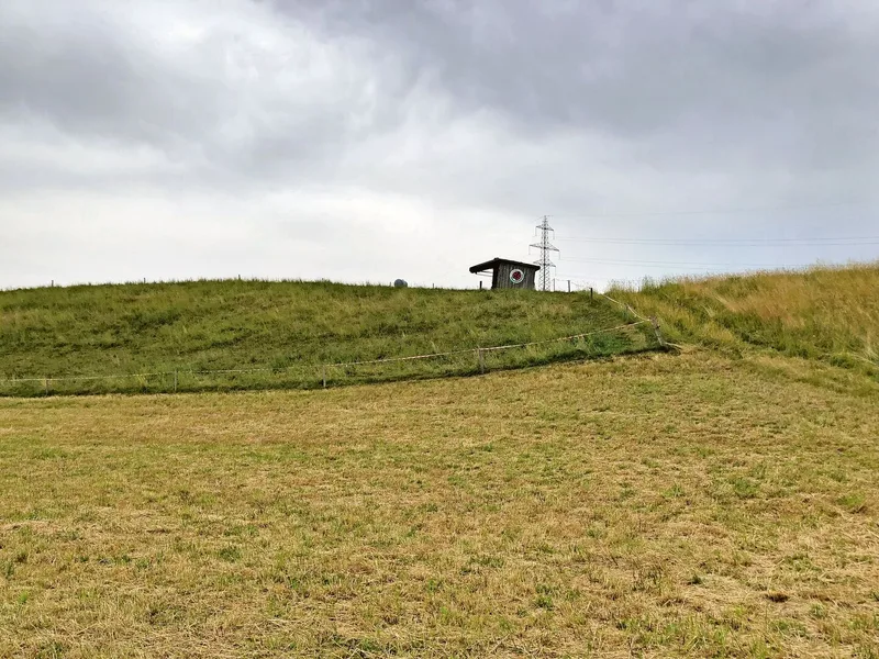 Wolken ziehen über der trockenen Landschaft auf. Aber wird es auch flächendeckenden Regen und damit etwas Linderung geben?