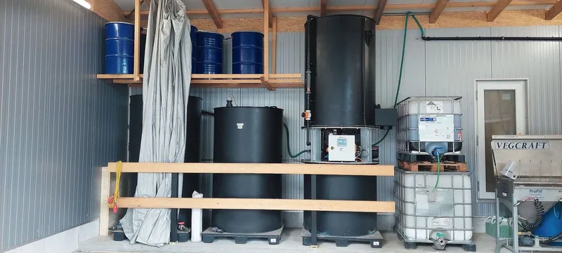 Das dritte Modul von links mit den beiden schwarzen Tanks ist das Aktivkohle-Modul. Die Aktivkohle-Reinigungsanlage kann relativ platzsparend aufgebaut werden.
