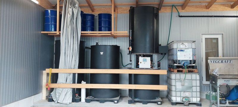 Das dritte Modul von links mit den beiden schwarzen Tanks ist das Aktivkohle-Modul. Die Aktivkohle-Reinigungsanlage kann relativ platzsparend aufgebaut werden.