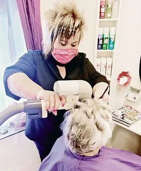 Regula Bitterli führte früher einen Salon in Aarau. Heute lockt sie die Haare ihrer Kundinnen auf dem Hof.