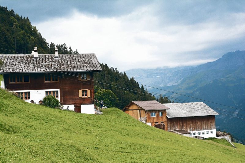 Der Betrieb Kessel von Hergers im Urner Schächental mit Wohnhaus und Scheune für das Milchvieh.