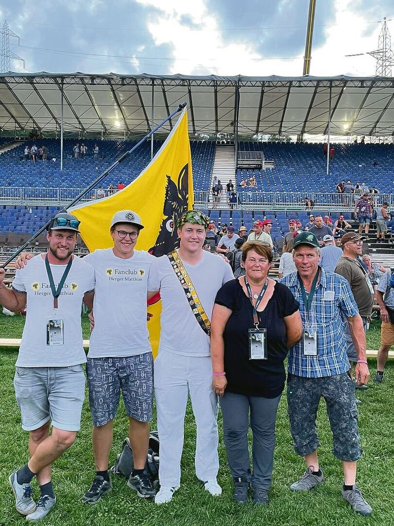 Familie Herger nach dem Kranzgewinn von Matthias (Mitte) am Eidgenössischen 2023. Auf dem Bild fehlt Elias.