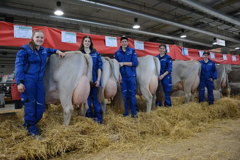Eine Powerfrau zwischen Schule, Käse und Kühen: Ronja Jäger ist Tierbetreuerin an der Tier und Technik
