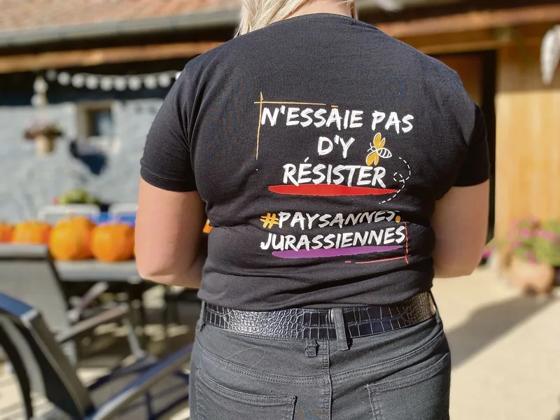 Mit T-Shirts machen die jurassischen Bäuerinnen auf ihre Fähigkeiten und Anliegen aufmerksam.