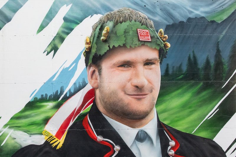 Familie Müller hat den ESAF-Gewinner Armon Orlik mitsamt Siegermuni Zibu sprayen lassen