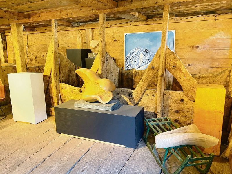 Der ehemalige Kuhstall unter dem Bauernhaus dient heute als Ausstellungsraum.