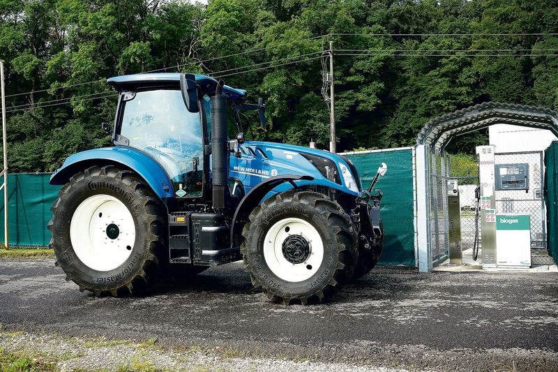 Auf dem Betrieb Unterbuck in Thayngen betanken Christian und Andrea Müller ihren New Holland T6 mit Gas aus ihrer eigenen Biogasanlage.