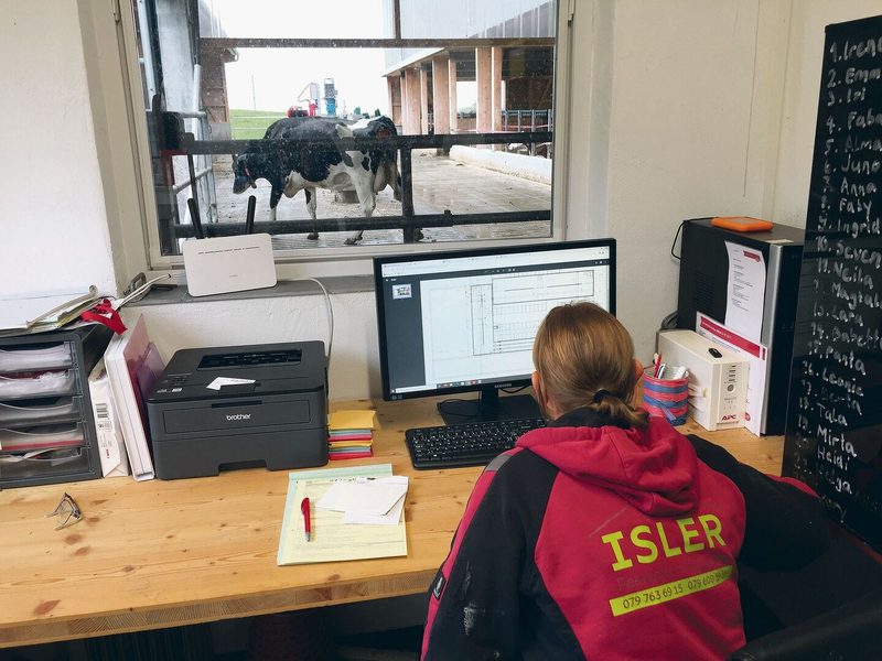 Vom Stallbüro aus hat Astrid Schär den Laufhof im Blick. Details zu jeder Kuh liefert der Computer mit verschiedenen Sensoren.