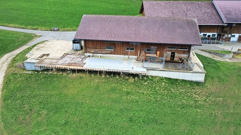 Links wird ein weiteres Gebäude an den bestehenden Stall gebaut, das vielseitig nutzbar sein soll – entweder als Stall oder Remise.