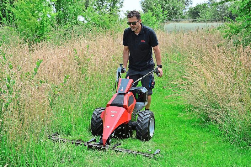 Der Köppl Compakt Easy e-Drive mäht hier mit einem 1,62 m-Messerbalken. Matthias Seiler schneidet damit nah an die Wildfruchtsträucher heran.