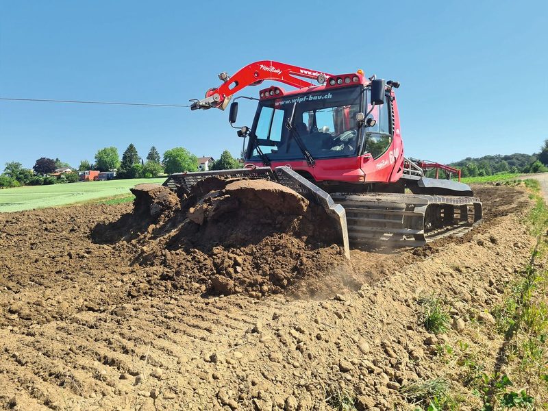 Die 480 PS-Maschine schiebt die Erde dank der breiten Raupen mit wenig Bodendruck. Dadurch werden Verdichtungen vermieden, was bei Rekultivierungsarbeiten besonders wichtig ist. Solche Arbeiten sind nur bei trockenen Bedingungen möglich.
