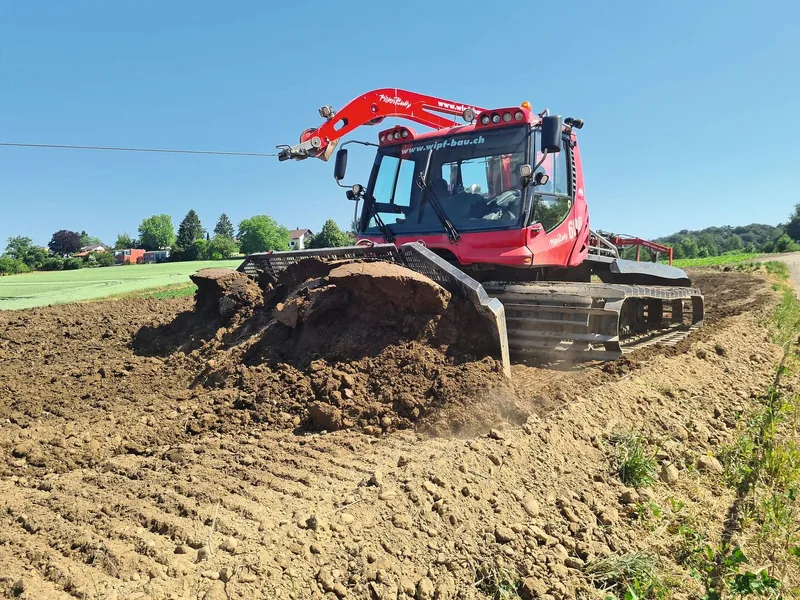 Die 480 PS-Maschine schiebt die Erde dank der breiten Raupen mit wenig Bodendruck. Dadurch werden Verdichtungen vermieden, was bei Rekultivierungsarbeiten besonders wichtig ist. Solche Arbeiten sind nur bei trockenen Bedingungen möglich.