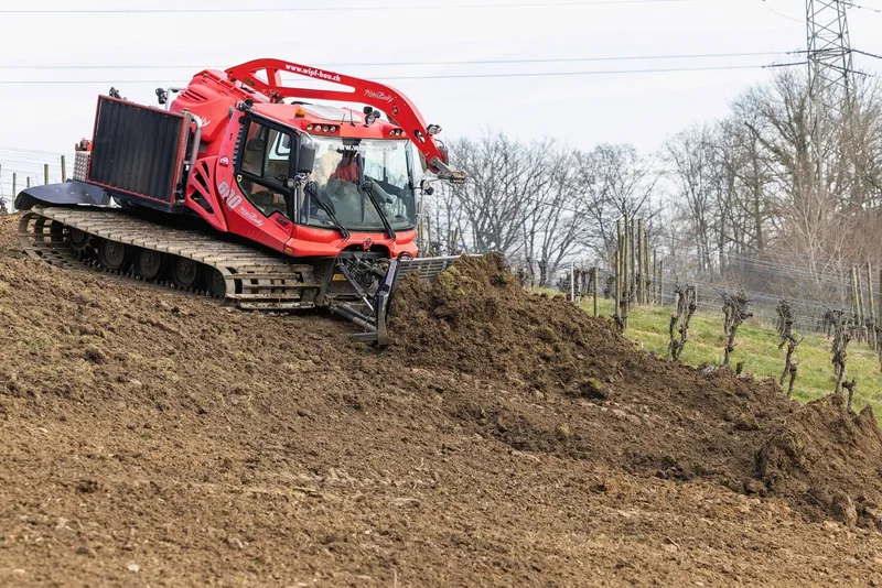 Eine Rekultivierungsfläche kann mit dem Pistenbully ohne Baupiste befahren werden. Die Einbauhöhe kann besonders gut eingehalten werden.