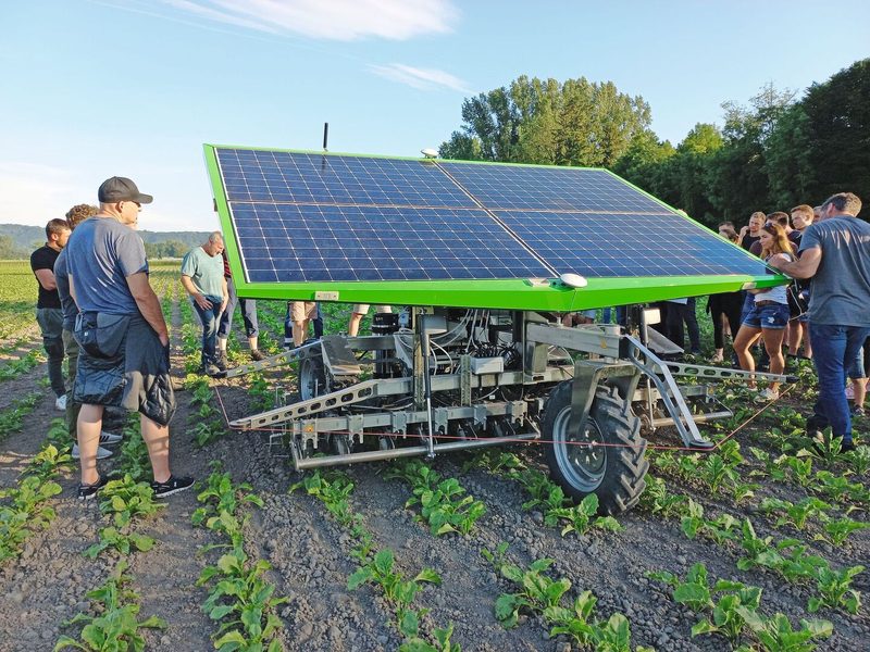 Der Farmdroid hat vier Solarpanels.