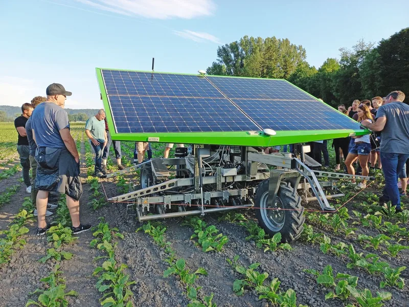 Der Farmdroid hat vier Solarpanels.
