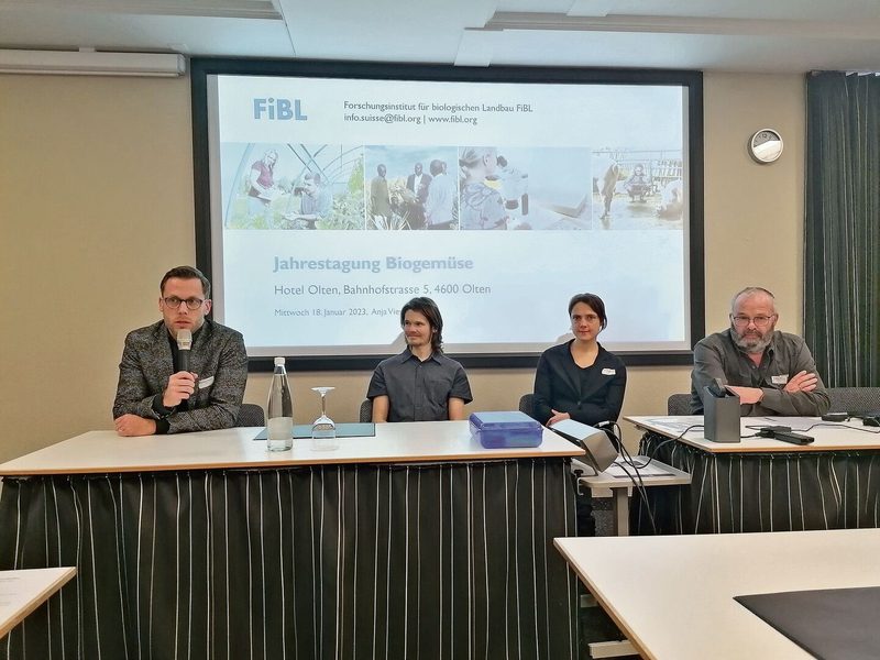 An der Podiumsdiskussion: Matthias Hofer, Coop, Claudio Beretta, ZHAW, Monika Weiss, Bio Suisse, und Stephan Müller, Bio-Land (v. l.).