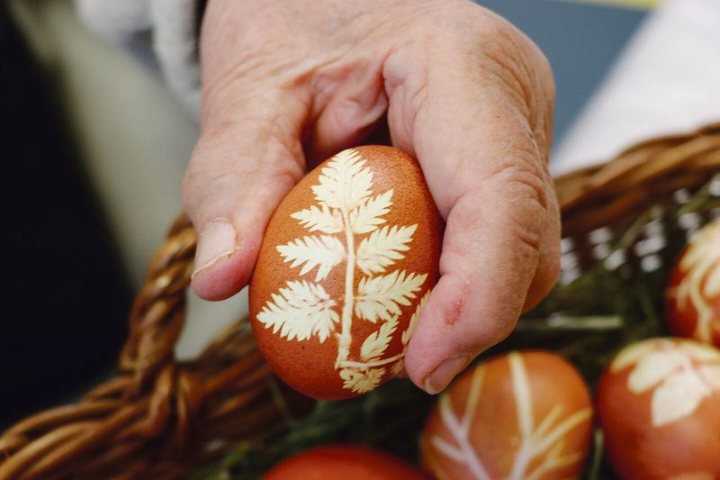 Mit der Nadel werden die Blättchen in Form gebracht: Die traditionell gefärbten Ostereier verkaufen sich gut.
